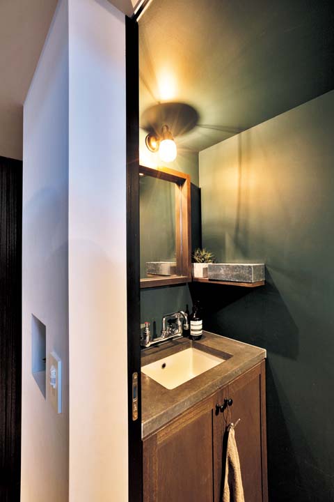 壁を緑に塗装したトイレ