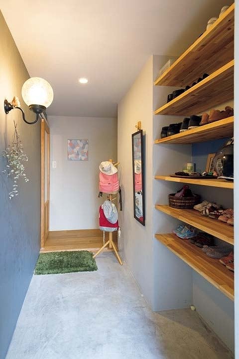 モルタル仕上げの玄関土間