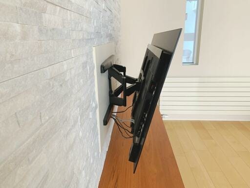 金具で壁にテレビを固定