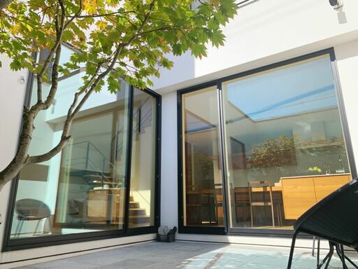 中庭から室内を見たところ