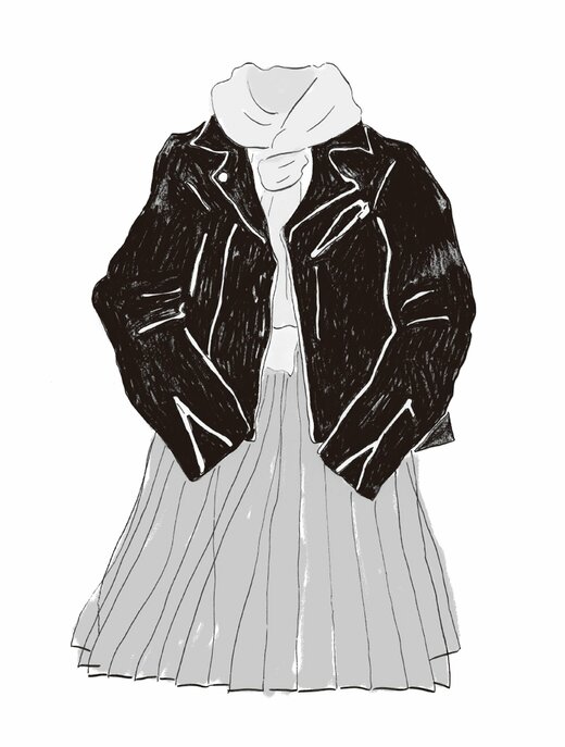 かっちりしたレザージャケットはフェミニンに