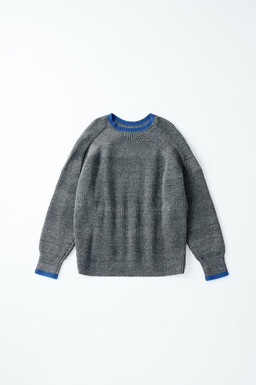 グレーにブルーのアクセントが入ったニット