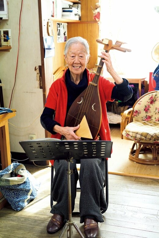 琵琶を弾く雑賀さん