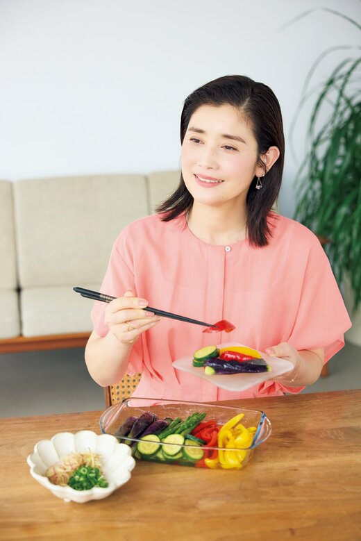 野菜の揚げびたしをいただく石田さん
