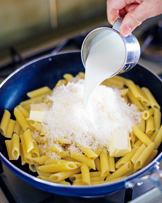 パスタにクリームを入れる