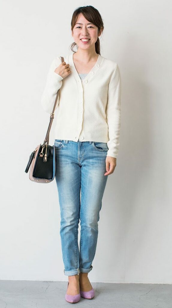 白トップスデニムの女性