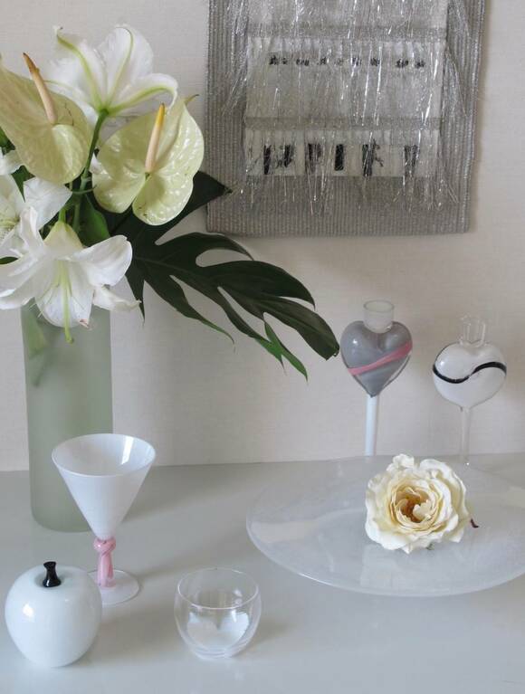 棚に飾ったガラス雑貨