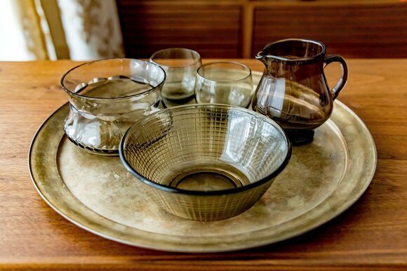 ヘルシンキ市内の雑貨店の一角で見かけたガラスの古い器たち