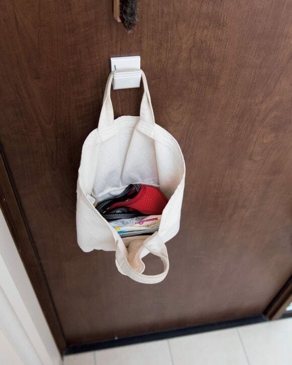 お散歩グッズは すぐ持ち出せるドア裏に