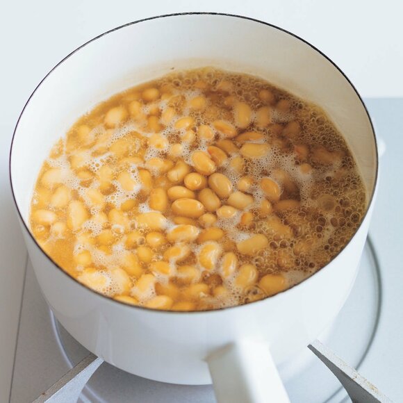 鍋に大豆ゆでる