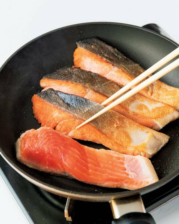 鮭の両面を4〜5分焼きつける