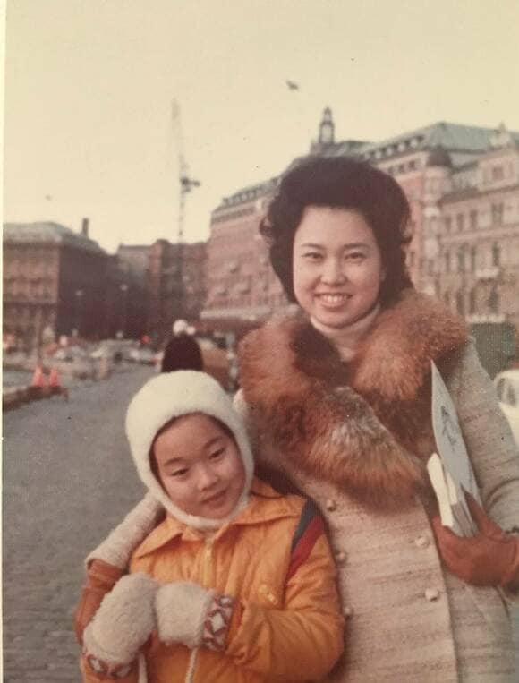 街を背景に女性と子ども