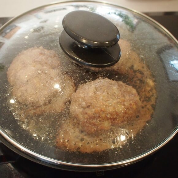 5~7分ほど蒸し焼きにしたらハンバーグを取り出す