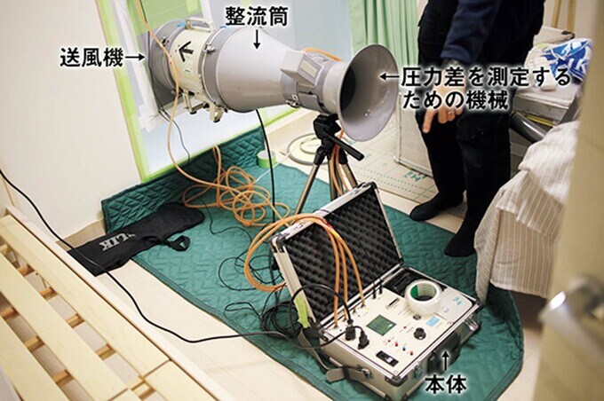 機器を用いて気密測定をしている様子