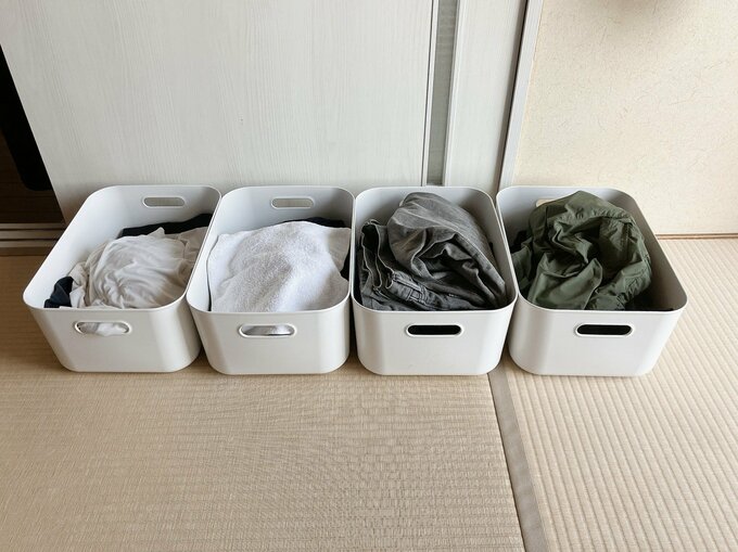 カゴに家族の洗濯ものを入れる図