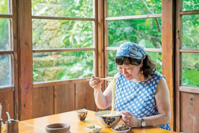 沖縄そばを食べる枝元さん