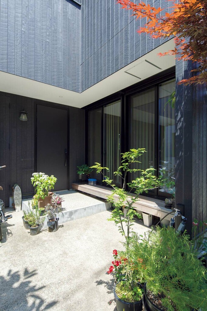 駐車場を兼ねたアプローチ