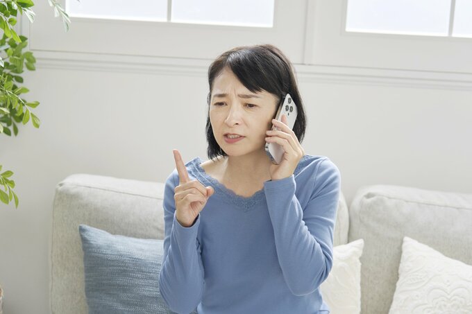 電話をする女性