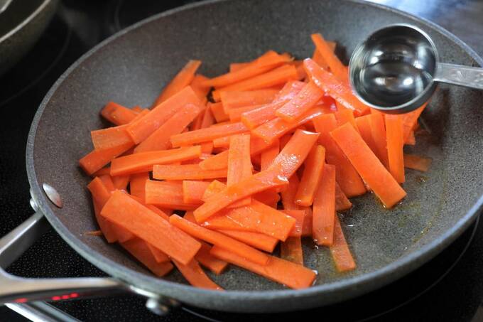 フライパンに水を加える様子