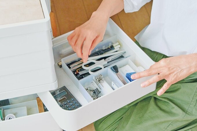 棚を整理する様子