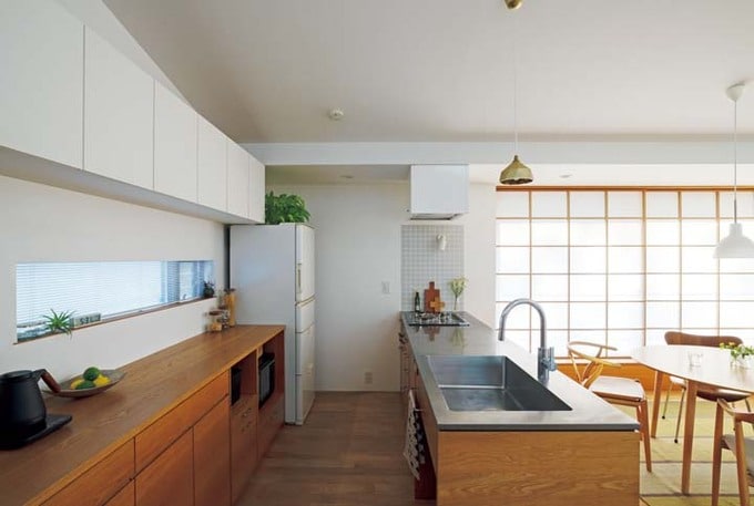 西側に配されたキッチンとダイニング