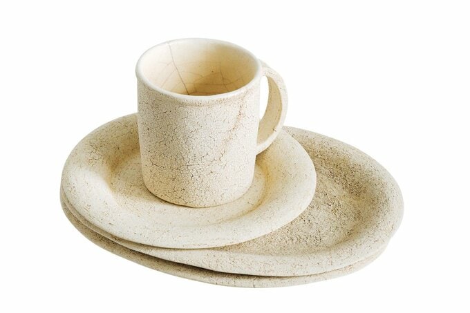 白いカップとお皿が重ねられた様子