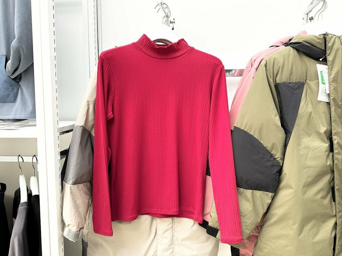 「リブハイネック」レッド 980円