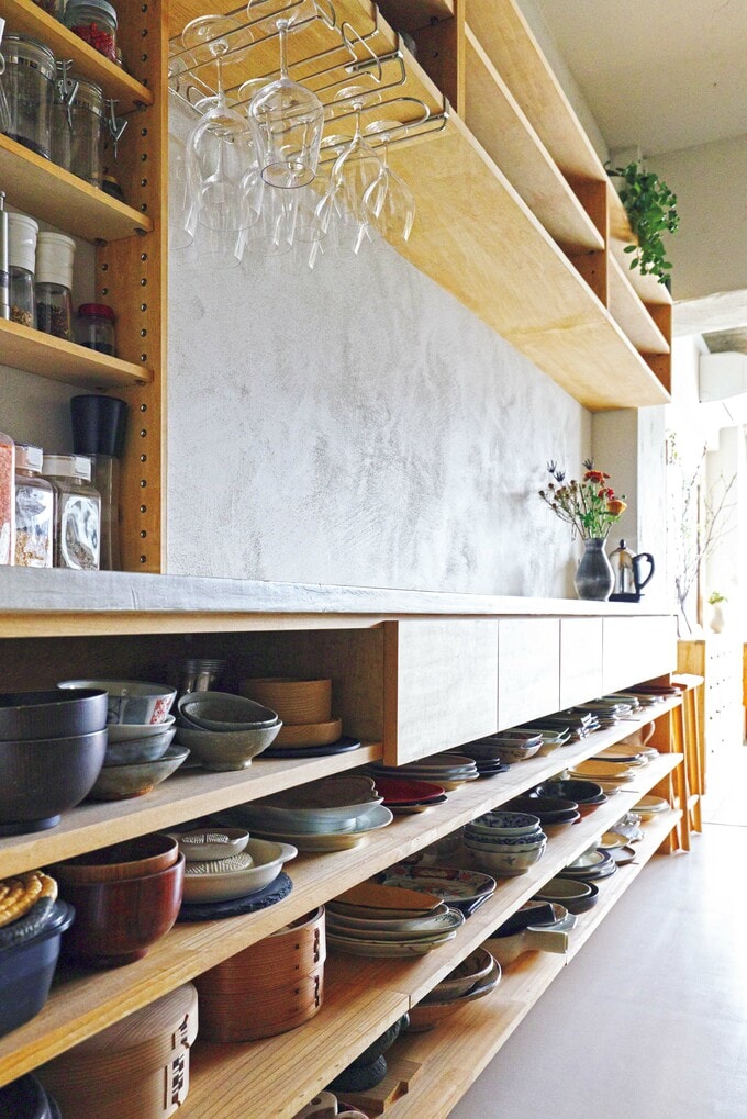 キッチン背面に造作した食器棚