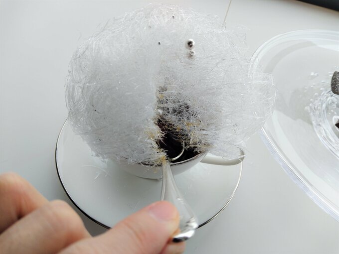 飴細工を崩して飲む