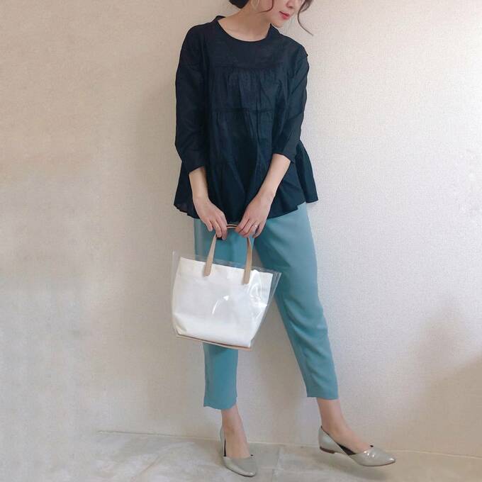 トレンドのティアードブラウスを合わせたきれいめカジュアルコーデ