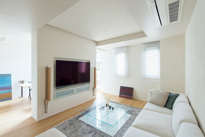 テレビを設置した壁で、奥のダイニングとゆるく仕切ったリビング