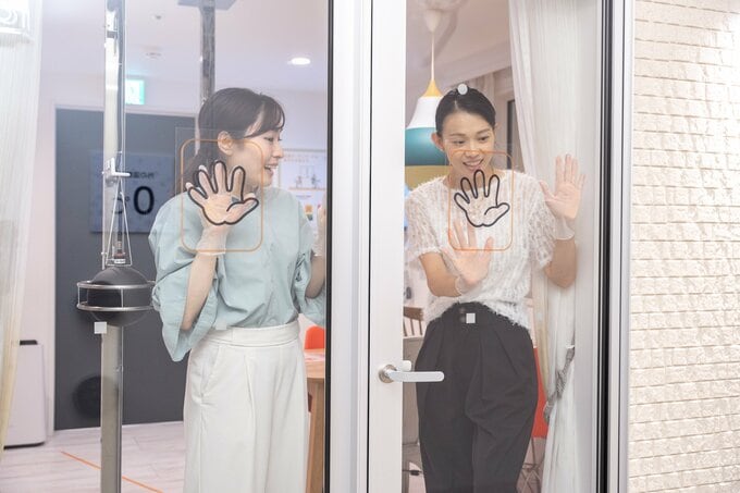 施設を体験する女性2人