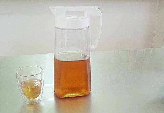 お茶を入れたポットとお茶を入れたコップの様子