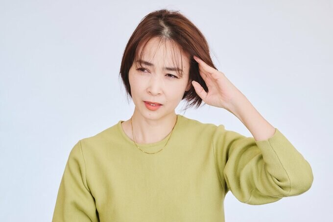 頭皮がかゆそうな女性