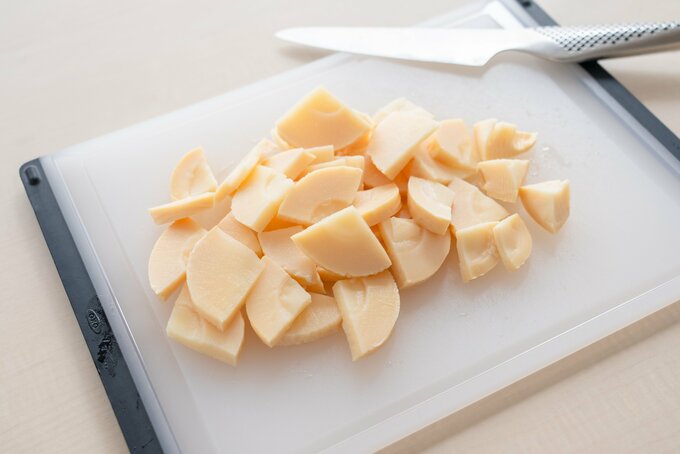 たけのこを切る