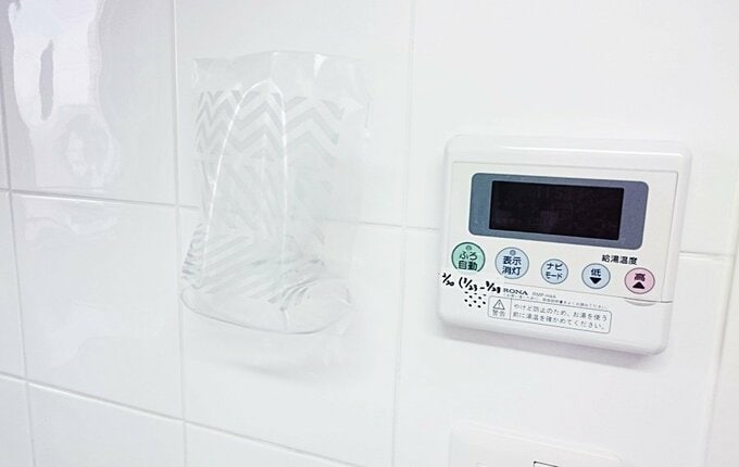 キッチンのタイルの壁にジッパーつき保存袋