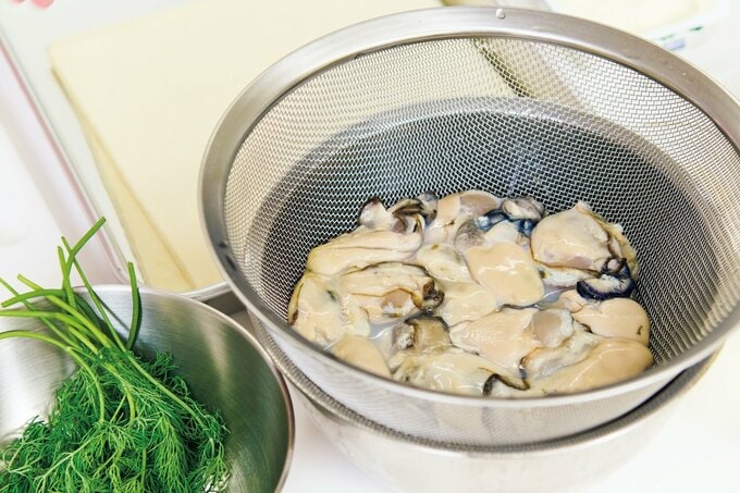 カキに塩をまぶし流水で洗う