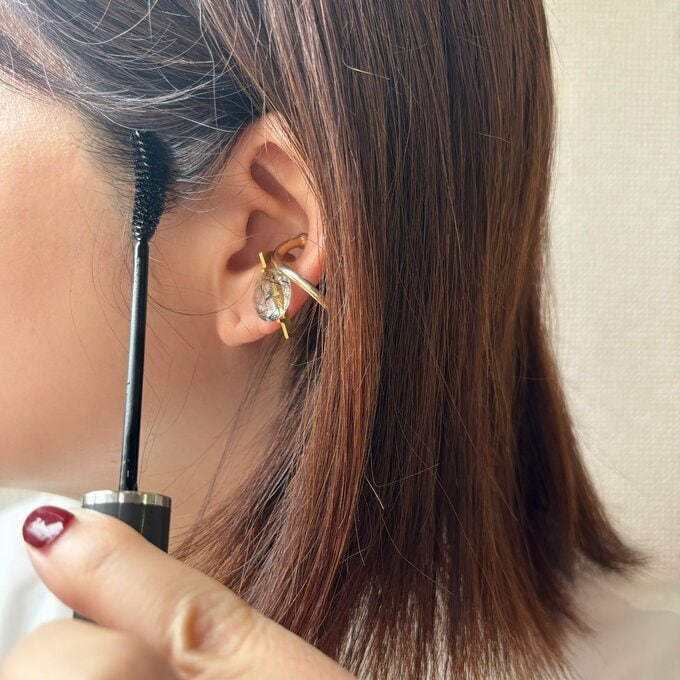 目立つ耳周りの生え際は小回りの効くマスカラで