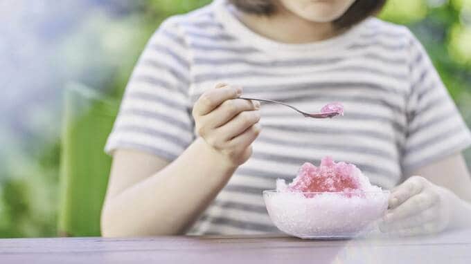 かき氷を食べる様子