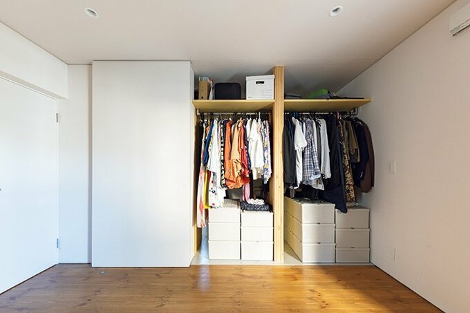 寝室側からも出し入れできる両面使いのクロゼット