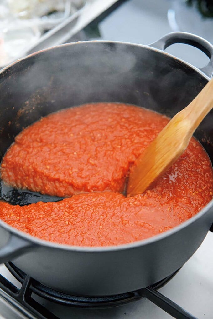 鍋に入ったトマトソース