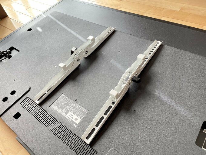 テレビ裏につけた金具