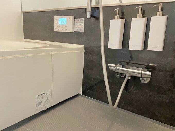 カウンターをつけなかったことで浴室の壁がすっきり