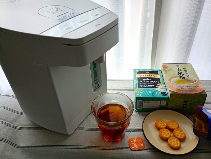 夫の部屋に新しく準備した電気ポット。常に温かい飲み物が飲めます
