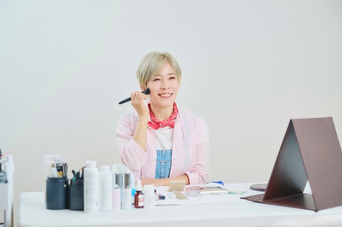 YouTubeでの配信も人気のヘアメイクアップアーティスト・化け子さん