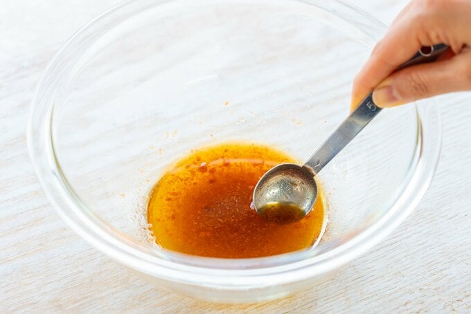 調味料をまぜる