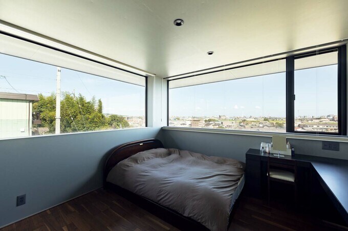 北と東の2面に窓を設けた2階の寝室