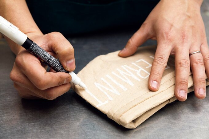 植木鉢に文字を書く様子