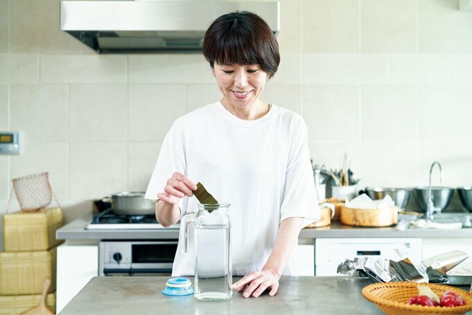 だしをつくる女性