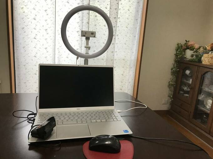 パソコン後ろにリングライト